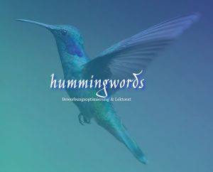 Ein Kolibri mit ausgebreiteten Flügeln und der Schriftzug "hummingwords - Bewerbungsoptimierung und Lektorat"