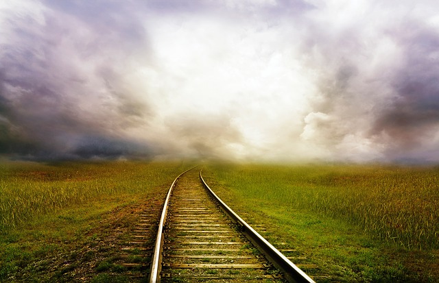 Gleise zum wolkenverhangenen Horizont