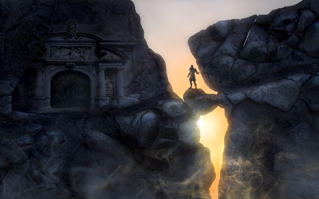 Eine Gestalt balanciert auf einem schmalen Grat zwischen steilen Felsen; im Hintergrund Sonne.