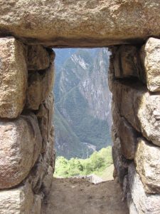 Blick durch eine Maueröffnung in Machu Picchu