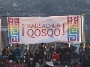 Ein Transparent mit der Aufschrift »Kuasachun Qosqo« – Quechua für »Es lebe Cusco« 