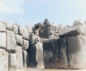 Steinmauern aus gewaltigen Quadern. Es handelt sich um die inkaische Ruine Sacsayhuamán in Cusco, Peru.