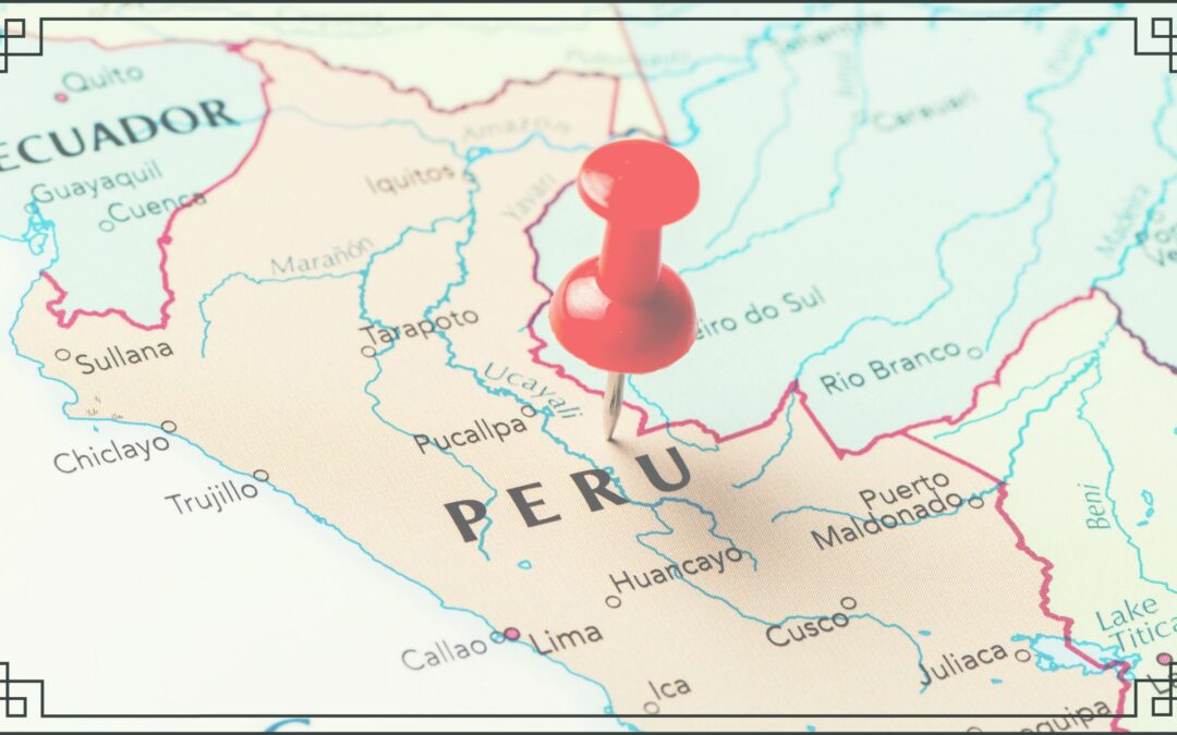 Ausschnitt einer Landkarte; im Fokus ist Peru, eine rote Reißzwecke steckt darin.